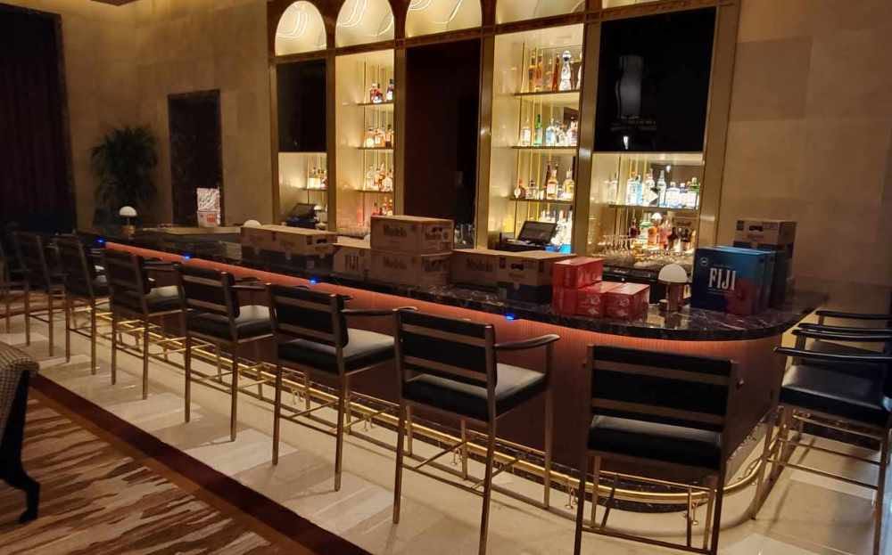 Bar installation with SitNCharge charging stations